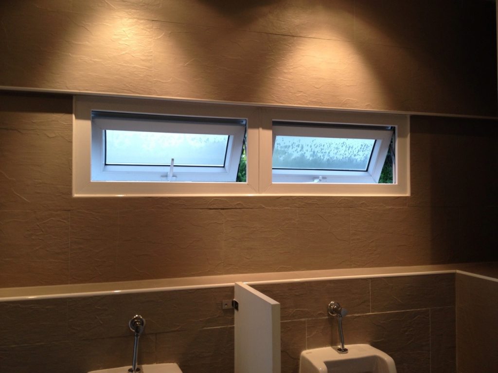 หน้าต่างกระจกแบบกระทุ้งในห้องน้ำ