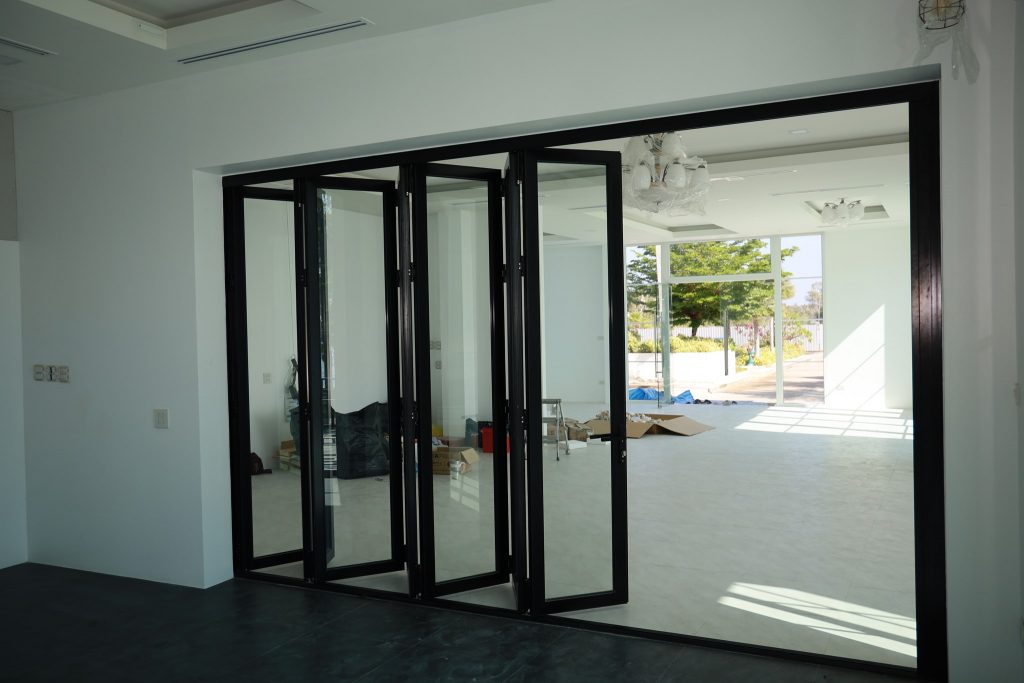 งานบานพับ (Folding Door) สีดำ แบบเก็บข้าง